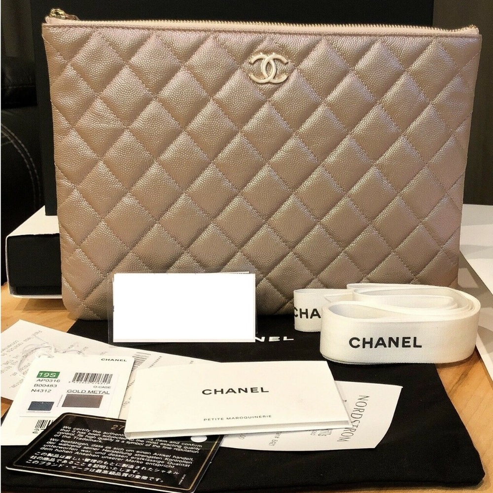 Authentic 19S new Chanel Medium O Case Pouch Pearl
